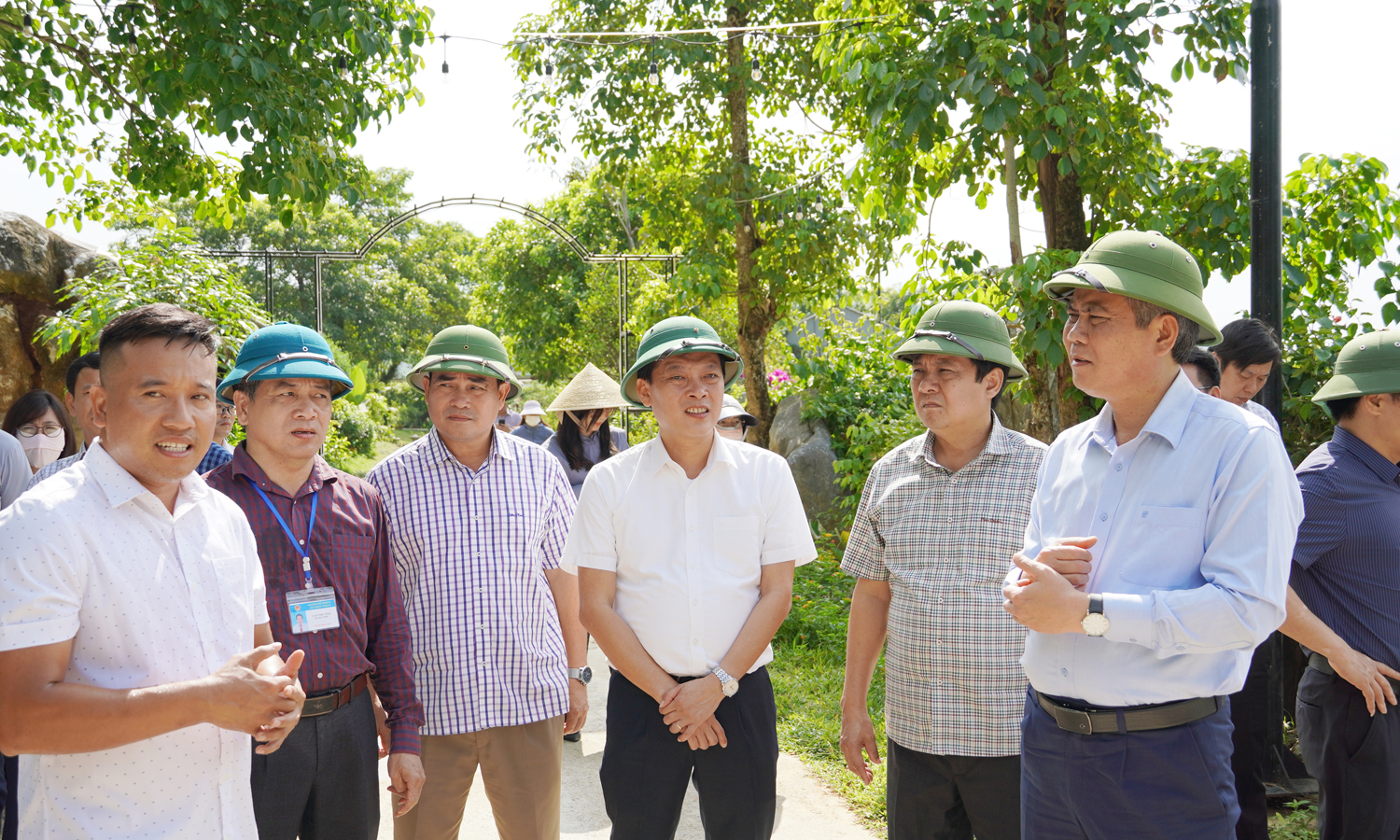 Đồng chí Chủ tịch UBND tỉnh kiểm tra xây dựng nông thôn mới ở huyện Bố Trạch