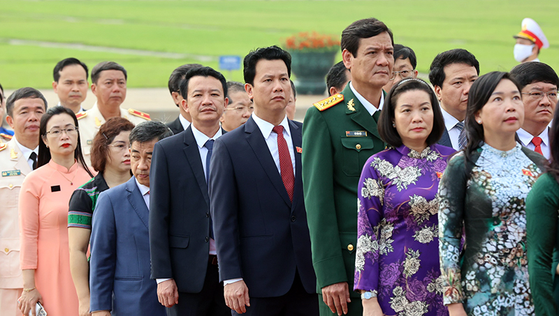 Đại biểu vào lăng viếng Chủ tịch Hồ Chí Minh