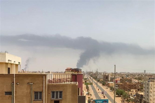 Khói đen bốc lên từ khu vực phía Đông thủ đô Khartoum khi giao tranh tiếp diễn ác liệt giữa quân đội Sudan và Các lực lượng hỗ trợ nhanh (RSF) bán quân sự, ngày 28/4/2023. (Ảnh: AFP/TTXVN)