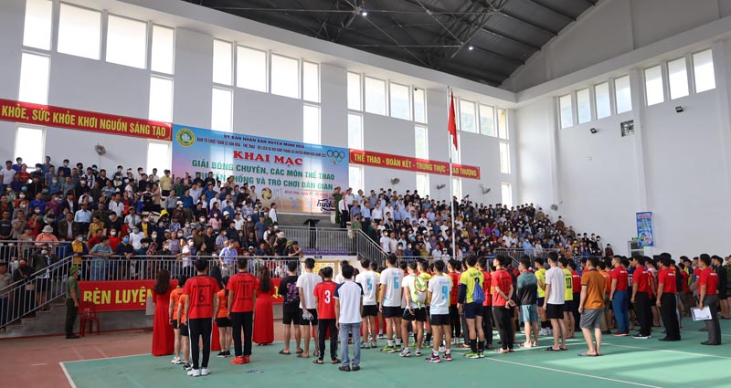 Quang cảnh tại lễ khai mạc giải thi đấu bóng chuyền nam huyện Minh Hóa năm 2023.