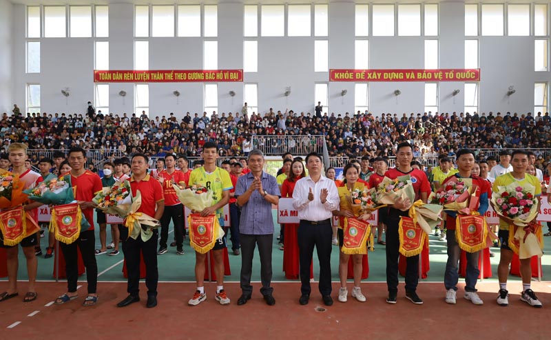 Các đồng chí lãnh đạo huyện Minh Hóa tặng hoa chúc mừng các đội bóng chuyền nam năm 2023.