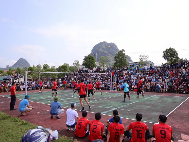 Một trận thi đấu bóng chuyền nam thu hút đông đảo khán giả đến xem, cổ vũ rất sôi nổi.