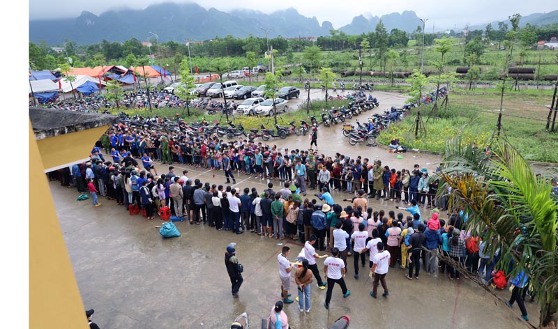 Đông đảo khán giả đến xem, cổ vũ một môn thể thao truyền thống huyện Minh Hóa năm 2023