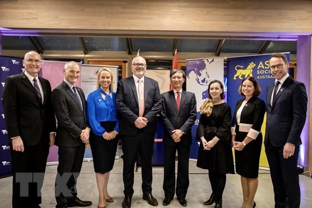 Đại sứ Việt Nam tại Australia Nguyễn Tất Thành chụp ảnh lưu niệm cùng các đại biểu. (Ảnh: Thanh Tú/TTXVN)