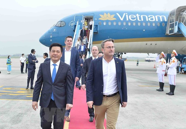 Bộ trưởng Bộ Công Thương Nguyễn Hồng Diên đón Thủ tướng Đại Công quốc Luxembourg Xavier Bettel tại Sân bay Quốc tế Nội Bài, Hà Nội. (Ảnh: Minh Đức/TTXVN)