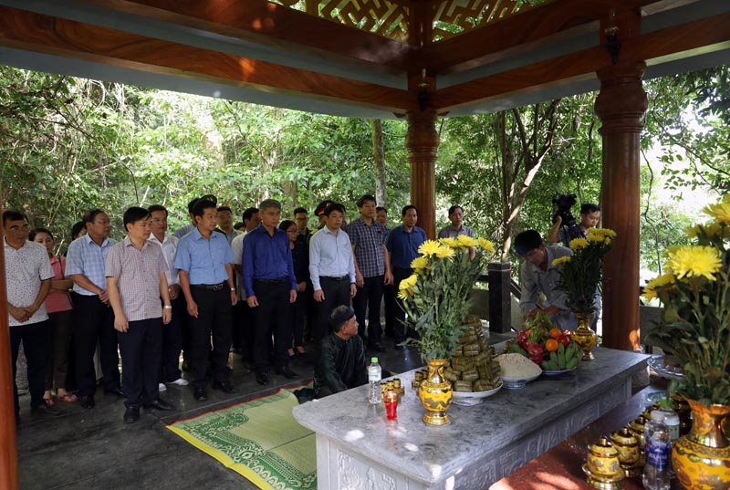 Các đồng chí lãnh đạo huyện Minh Hóa dâng hương tại thác Bụt.