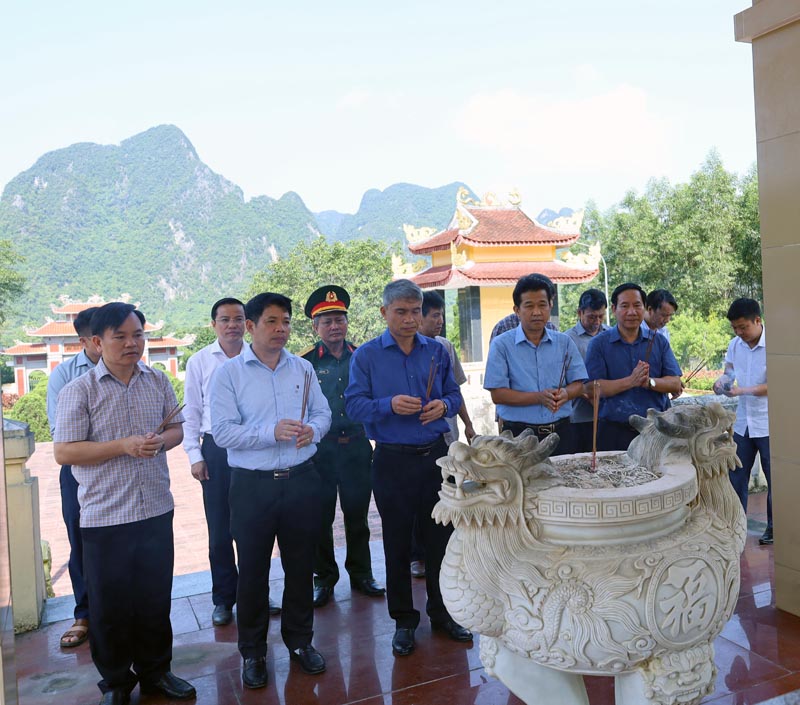 Các đồng chí lãnh đạo huyện Minh Hóa dâng hương tại Nghĩa trang liệt sỹ huyện.
