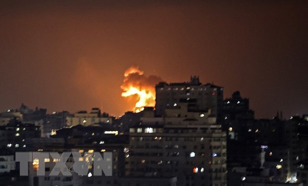 Khói lửa chói loà sau vụ không kích của Israel xuống Dải Gaza ngày 10/5/2021. (Ảnh: AFP/TTXVN)