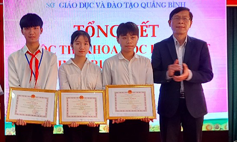 Nguyễn Ái Nhi, Trần Minh Lâm (THCS Tân Hóa, Minh Hóa) cùng Nguyễn Đăng Minh Châu, Trần Hữu Trung (Trường THCS Hoa Thủy) tại cuộc thi Khoa học kỹ thuật học sinh trung học cấp tỉnh năm học 2022-2023.