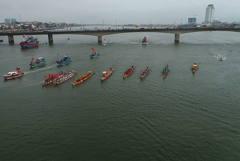  Lễ hội đua thuyền truyền thống trên sông Nhật Lệ. 