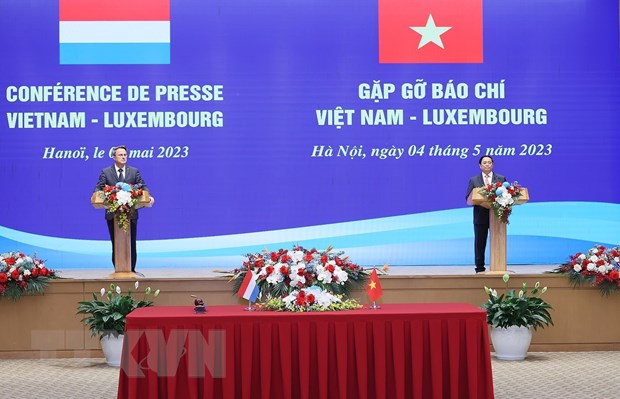 Thủ tướng Phạm Minh Chính và Thủ tướng Đại Công quốc Luxembourg Xavier Bettel gặp gỡ báo chí. (Ảnh: Dương Giang/TTXVN)