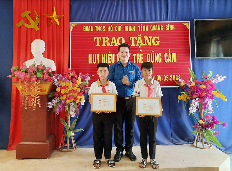 Lãnh đạo Tỉnh đoàn trao Huy hiệu “Tuổi trẻ dũng cảm” cho em Mai Anh Vũ và Trần Ngọc Duy.