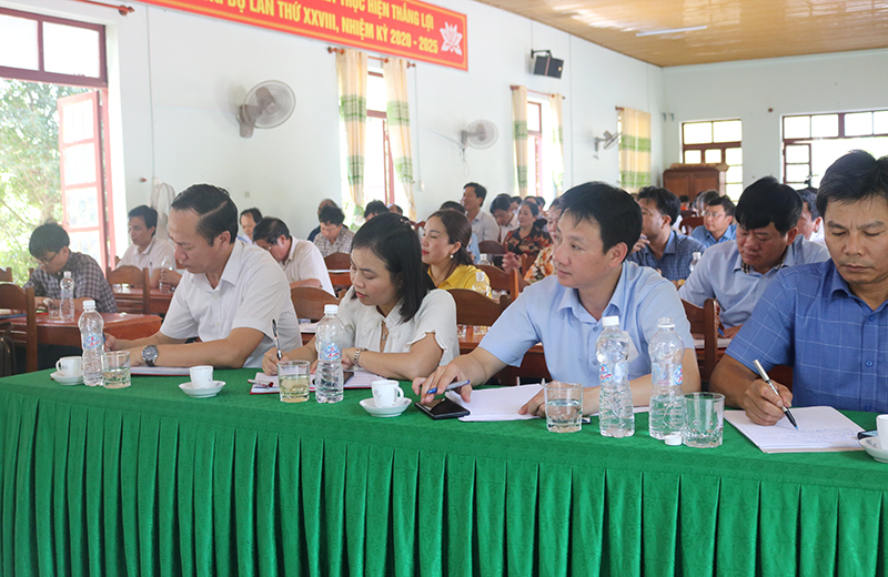 Đại diện lãnh đạo các sở ngành và huyện Quảng Trạch tham dự buổi tiếp xúc cử tri.