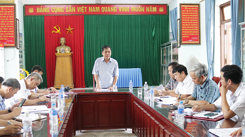 Đồng chí Phó Chủ tịch Thường trực UBND tỉnh Đoàn Ngọc Lâm lưu ý một số vấn đề về công tác phòng, chống dịch viêm da nổi cục trên bò tại huyện Quảng Trạch.