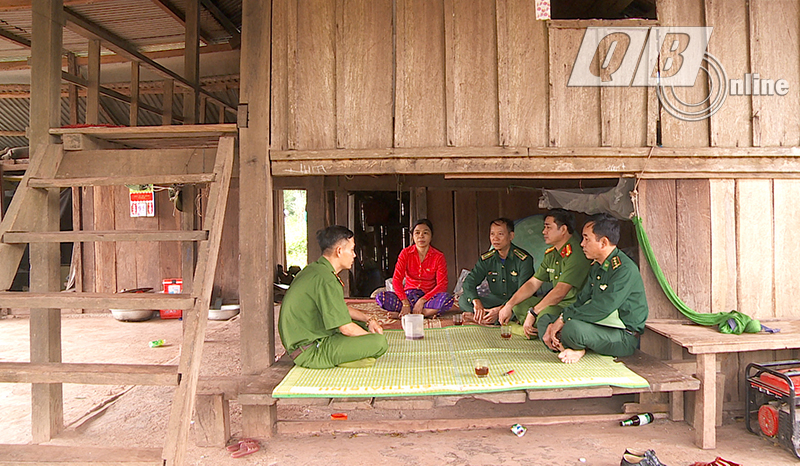 Lực lượng Công an xã Trường Sơn và bộ đội biên phòng tuyên truyền, vận động dân bản Ploang tích cực tham gia phòng, chống tội phạm ma túy.