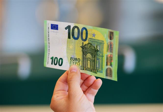 Đồng tiền mệnh giá 100 euro. Ảnh: AFP/ TTXVN