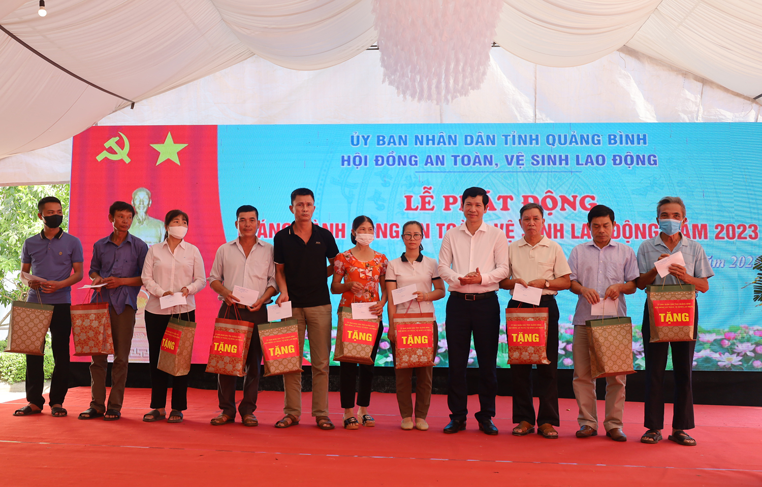 Đồng chí Phó Chủ tịch UBND tỉnh Hồ An Phong trao quà động viên người lao động, thân nhân người lao động bị tai nạn lao động.