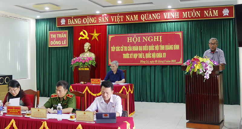 Cử tri huyện Tuyên Hóa nêu ý kiến tại buổi tiếp xúc.