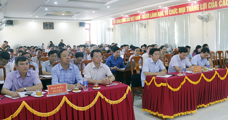 Đại diện lãnh đạo các sở, ngành và huyện Tuyên Hóa tham dự buổi tiếp xúc.