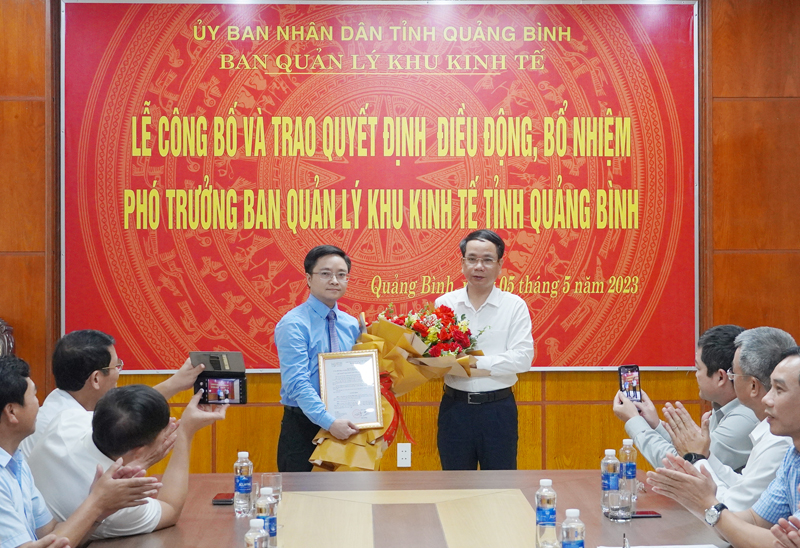 Đồng chí Phó Chủ tịch UBND tỉnh Phan Mạnh Hùng trao quyết định điều động, bổ nhiệm và tặng hoa chúc mừng đồng chí Hoàng Đăng Anh.