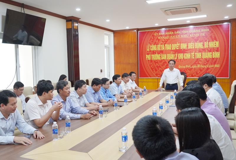  Đồng chí Phó Chủ tịch UBND tỉnh Phan Mạnh Hùng phát biểu giao nhiệm vụ cho Phó Trưởng Ban Quản lý Khu kinh tế tỉnh Hoàng Đăng Anh.