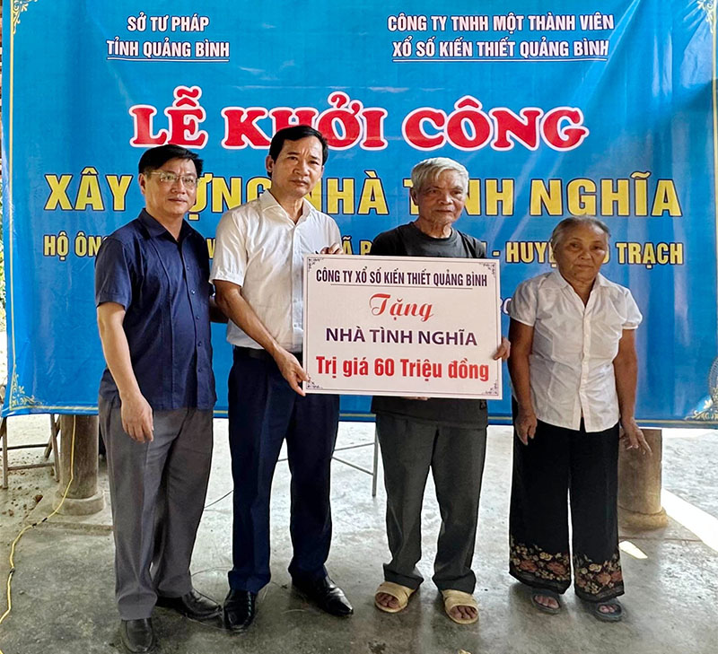 Đại diện lãnh đạo Sở Tư pháp và Công ty Xổ số kiến thiết Quảng Bình trao tiền hỗ trợ cho hộ ông Nguyễn Văn Phúc