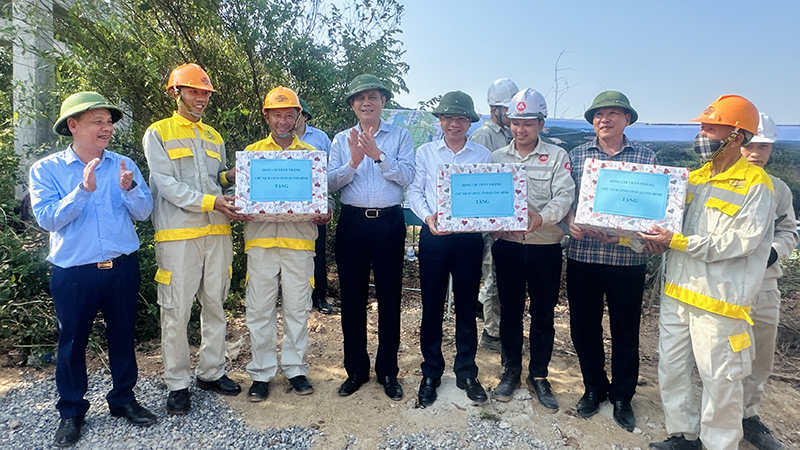 Các đồng chí  đạo tỉnh và đại diện lãnh đạo huyện Quảng Trạch tặng quà đơn vị thi công công trình đường bộ cao tốc Bắc - Nam tại xã Quảng Châu.