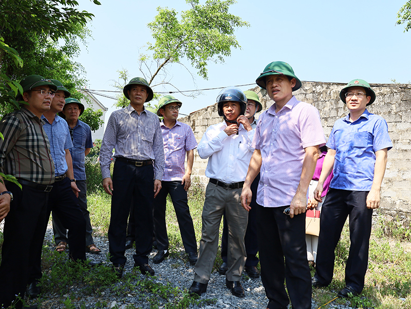 Đồng chí Trưởng ban Dân vận Tỉnh ủy Lê Văn Bảo và đoàn công tác kiểm tra khu tái định cư tại xã Bảo Ninh (TP. Đồng Hới).
