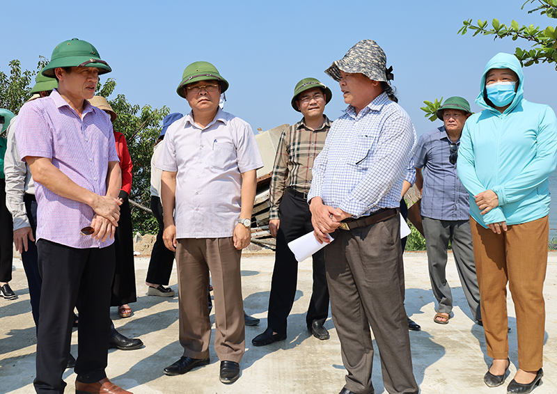 Đồng chí Trưởng ban Dân vận Tỉnh ủy Lê Văn Bảo và đoàn công tác kiểm tra công tác giải phóng mặt bằng tại xã Lương Ninh (Quảng Ninh).