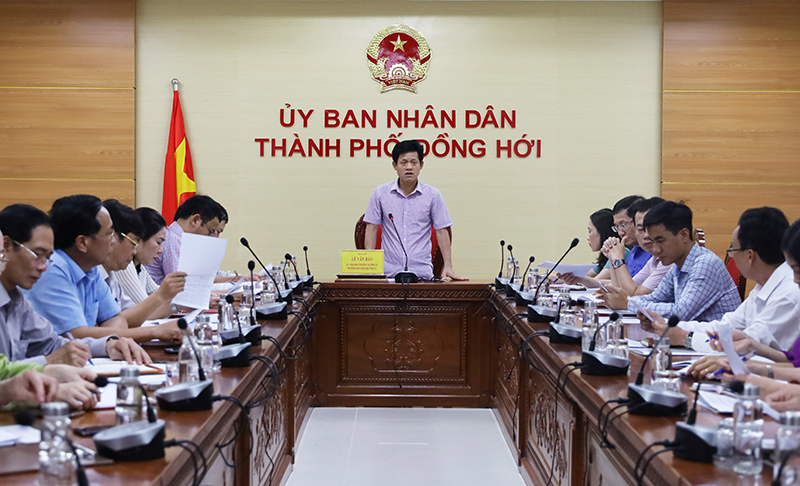  Đồng chí Trưởng ban Dân vận Tỉnh ủy Lê Văn Bảo phát biểu tại buổi làm việc về công tác giải phóng mặt bằng dự án cầu Nhật Lệ 3.