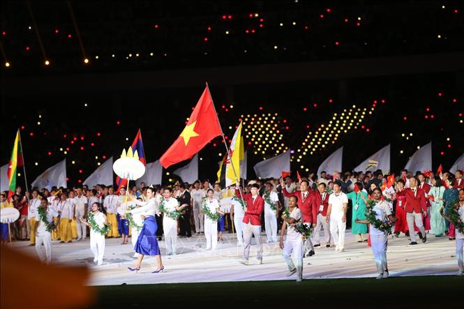 Đoàn thể thao Việt Nam diễu hành tại Lễ khai mạc SEA Games 32. Người cầm cờ là Nguyễn Huy Hoàng, kình ngư từng đoạt tám HCV SEA Games. Ảnh: Hoàng Linh/TTXVN