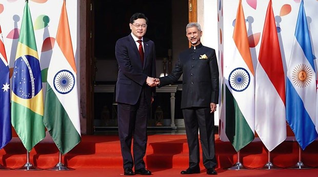 Bộ trưởng Ngoại giao Trung Quốc Tần Cương và người đồng cấp Ấn Độ S Jaishankar. (Nguồn: PTI)
