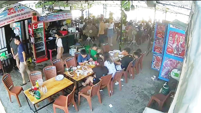 Hình ảnh đoàn du khách ăn trưa ngày 1/5 trích xuất từ camera của nhà hàng Minh Lưu.