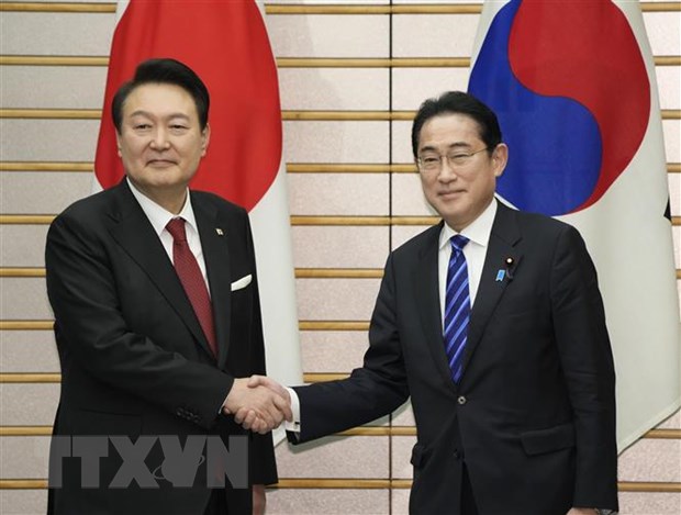 Thủ tướng Nhật Bản Fumio Kishida (phải) trong cuộc gặp Tổng thống Hàn Quốc Yoon Suk Yeol tại Tokyo, ngày 16/3. (Ảnh: Kyodo/TTXVN)