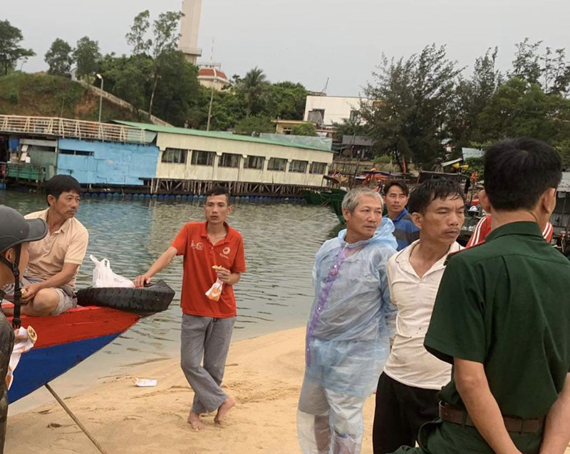 Các thuyền viên đã vào bờ an toàn (người măc áo mưa trong ảnh là chủ tàu Trần Văn Hương).