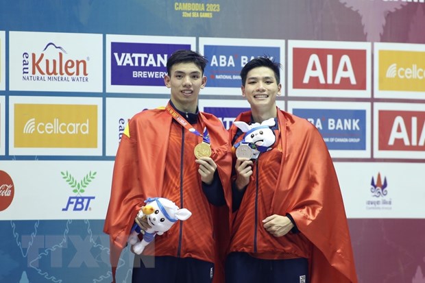 Nguyễn Huy Hoàng (trái) và Nguyễn Hữu Kim Sơn giành HCV và HCB ở nội dung bơi 1500m tự do nam. (Ảnh: TTXVN)