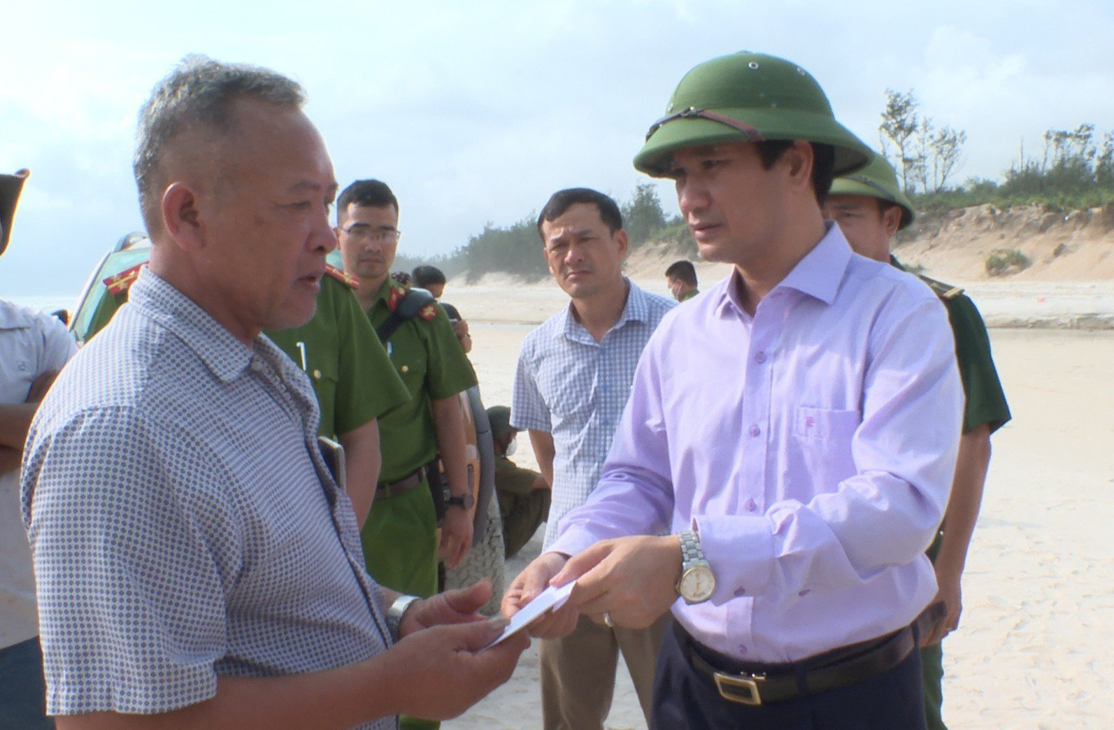 Đại diện lãnh đạo huyện Lệ Thủy thăm hỏi, động viên gia đình nạn nhân Nguyễn Văn Thoảng.