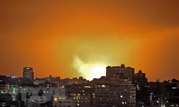 Khói lửa chói lòa sau vụ không kích của Israel xuống Dải Gaza ngày 10/5/2021. (Ảnh: AFP/TTXVN)