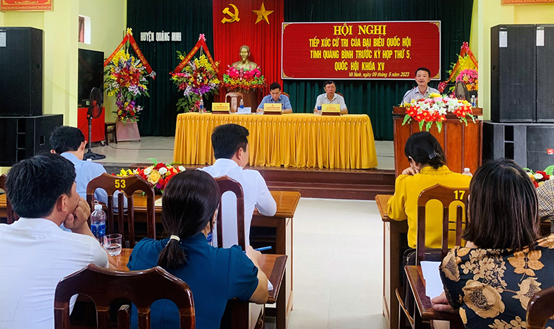 Đại biểu Trần Quang Minh tiếp thu các ý kiến trao đổi về các kiến nghị của cử tri huyện Quảng Ninh.