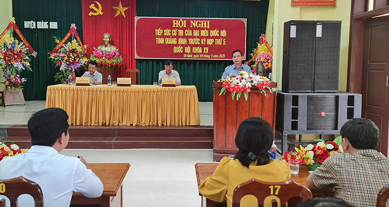 Đại biểu Nguyễn Mạnh Cường thông tin với cử tri về dự kiến nội dung, chương trình kỳ họp. 