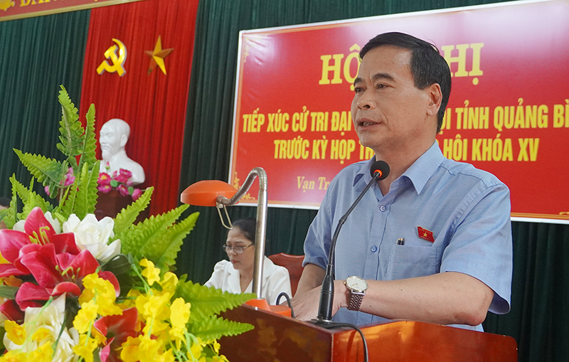 Đại biểu Nguyễn Mạnh Cường thông tin với cử tri huyện Bố Trạch chương trình kỳ họp thứ 5.