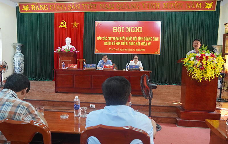 Đại biểu Trần Quang Minh tiếp thu ý kiến của cử tri huyện Bố Trạch.