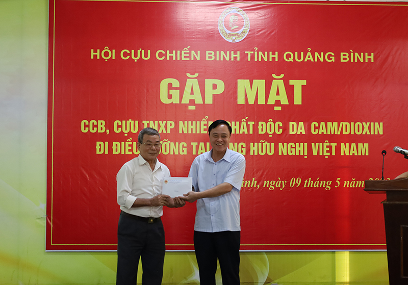   Lãnh đạo Hội Cựu chiến binh tỉnh tặng quà chúc mừng cựu chiến binh, cựu thanh niên xung phong đi điều dưỡng tại Làng Hữu nghị Việt Nam.