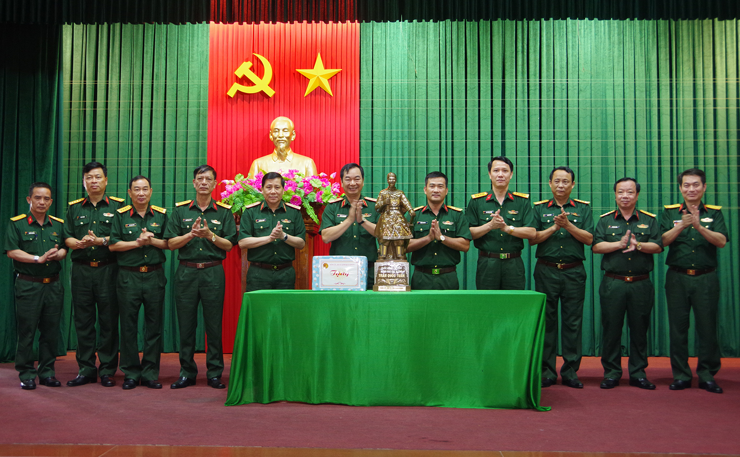 Bộ Tư lệnh Quân đoàn 1 tặng quà Bộ Chỉ huy Quân sự tỉnh 