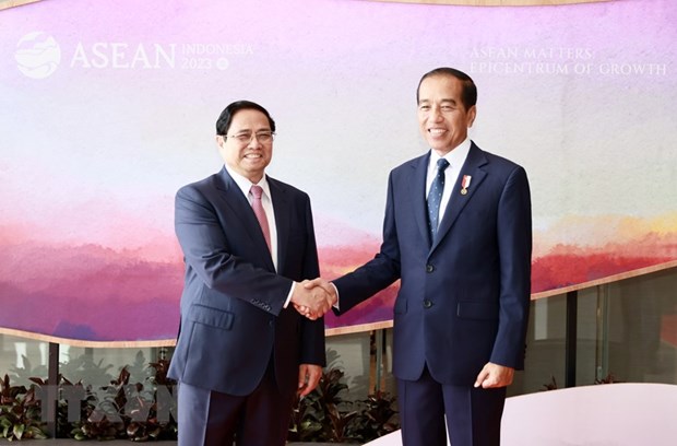 Thủ tướng Phạm Minh Chính và Tổng thống Indonesia Joko Widodo tại Labuan Bajo. (Ảnh: Dương Giang/TTXVN)