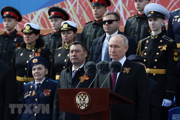 Tổng thống Nga Vladimir Putin (phải, hàng đầu) phát biểu tại lễ duyệt binh kỷ niệm 78 năm Chiến thắng trong Chiến tranh Vệ quốc vĩ đại ở Moskva, ngày 9/5/2023. (Ảnh: AFP/TTXVN)