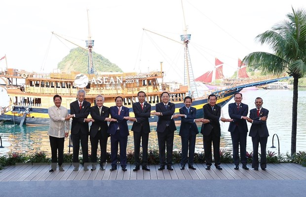 Thủ tướng Phạm Minh Chính và Trưởng đoàn các nước ASEAN chụp ảnh chung. (Ảnh: Dương Giang/TTXVN)