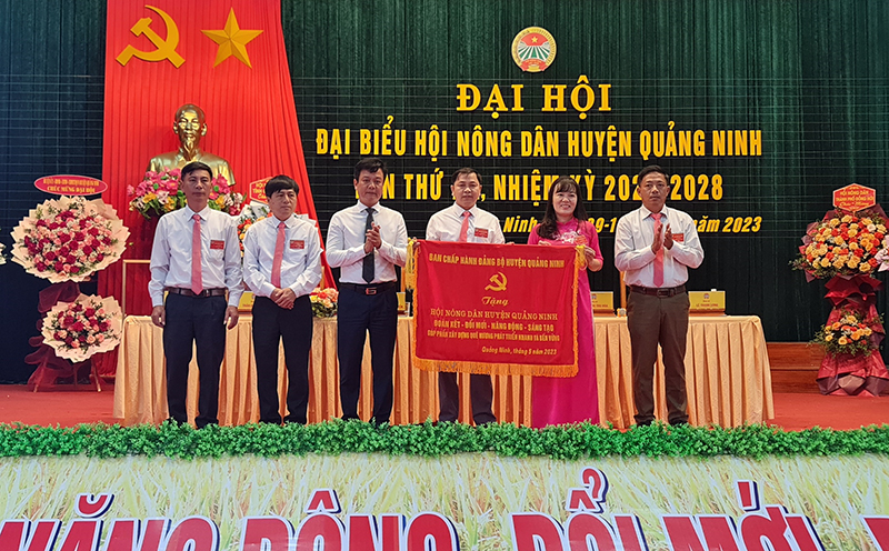 Đồng chí Bí thư Huyện ủy Quảng Ninh Trần Quốc Tuấn tặng bức trướng và hoa chúc mừng đại hội.