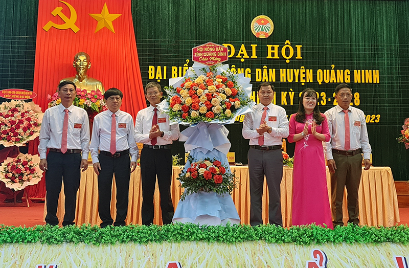 Chủ tịch Hội Nông dân tỉnh Trần Tiến Sỹ  tặng lẵng hoa chúc mừng đại hội.