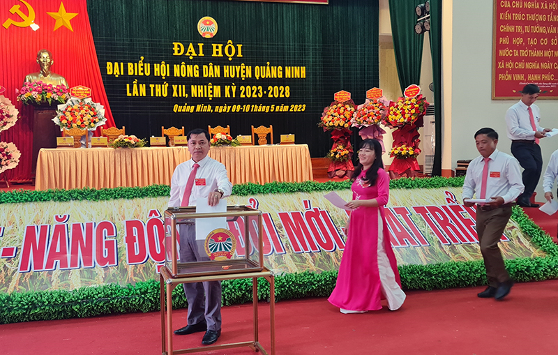 Các đại biểu bỏ phiếu bầu Ban Chấp hành Hội Nông dân huyện Quảng Ninh khóa XII, nhiệm kỳ 2023-2028.
